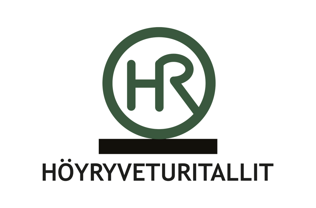 Höyryveturitallit-yrityksen logo. Logossa on alhaalla mustalla, isolla ja paksulla fontilla teksti "HÖYRYVETURITALLIT". Tekstin yläpuolella on vaakasuora musta palkki, jonka päällä on suuri, tummanvihreä ympyrä, joka sisältää tummanvihreät kirjaimet "HR". Logo on valkoisella taustalla.