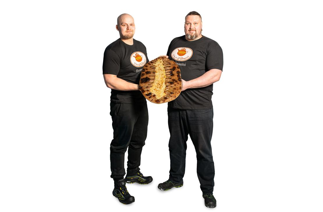 Mika Törrö ja Jesse Pynnönen pitelevät Eeva Karttusen piirakkaa.