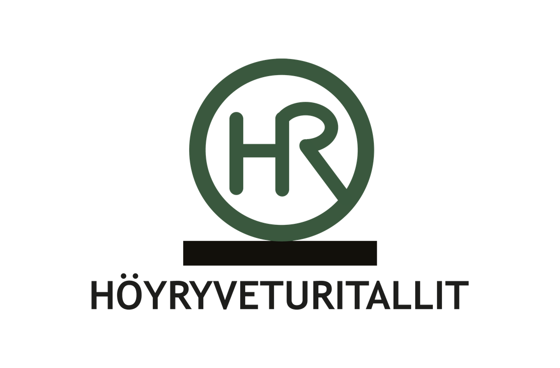 Höyryveturitallit-yrityksen logo. Logossa on alhaalla mustalla, isolla ja paksulla fontilla teksti "HÖYRYVETURITALLIT". Tekstin yläpuolella on vaakasuora musta palkki, jonka päällä on suuri, tummanvihreä ympyrä, joka sisältää tummanvihreät kirjaimet "HR". Logo on valkoisella taustalla.
