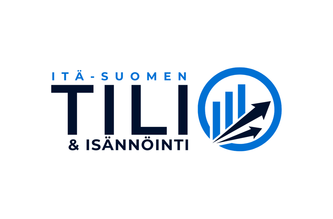 Itä-Suomen Tili & Isännöinti -yrityksen logo mustalla taustalla. Vasemmalla on teksti kolmella rivillä: ylhäällä pienellä, tummansinisellä fontilla "ITÄ-SUOMEN", keskellä isolla, paksulla, tummansinisellä fontilla "TILI" ja alimpana vaaleansinisellä fontilla "& ISÄNNÖINTI". Oikealla on vaaleansininen ympyrä, jonka sisällä on kolme tummansinistä, nousevaa pylväsdiagrammia ja kolme tummansinistä, yläviistoon osoittavaa nuolta.