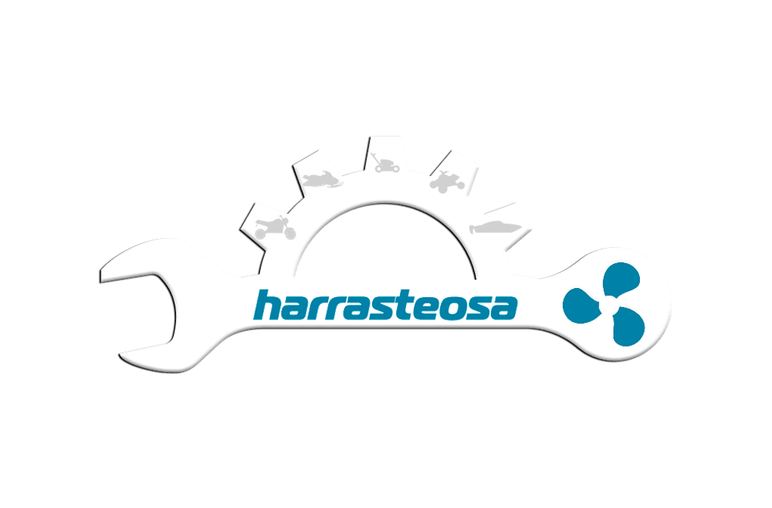 Harrasteosa-yrityksen logo. Logossa on suuri, valkoinen, tyylitelty hammasratas, joka on yhdistetty kiintoavaimeen (ratas kiintoavaimen keskiosana). Rataskuvion sisällä on pieniä, harmaita siluetteja erilaisista harrasteajoneuvoista tai laitteista: moottorikelkka, ruohonleikkuri, mönkijä ja vene. Kiintoavaimen oikeassa päässä on sinivihreä potkurisymboli. Hammasrattaan alapuolella, kiintoavaimen päällä, lukee sinivihreällä tekstillä "harrasteosa". Logo on tummanvihreällä taustalla.
