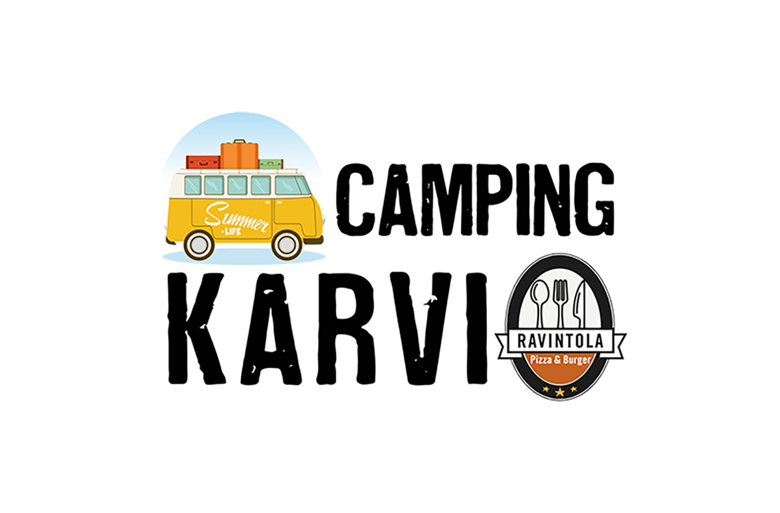 Camping Karvi -yrityksen logo. Vasemmalla on sarjakuvamainen piirros keltaisesta Volkswagen Transporter -pikkubussista (Hippibussi), jonka katolla on matkatavaroita ja jonka taustalla on sininen taivas. Oikealla lukee suurilla, mustilla, kuluneen näköisillä kirjaimilla kaksi riviä tekstiä: ylärivillä "CAMPING" ja alarivillä suuremmalla fontilla "KARVIO". Oikeassa alakulmassa on pieni, pyöreä tunnus, jossa on teksti "RAVINTOLA" ja symbolit ruokailuvälineistä.