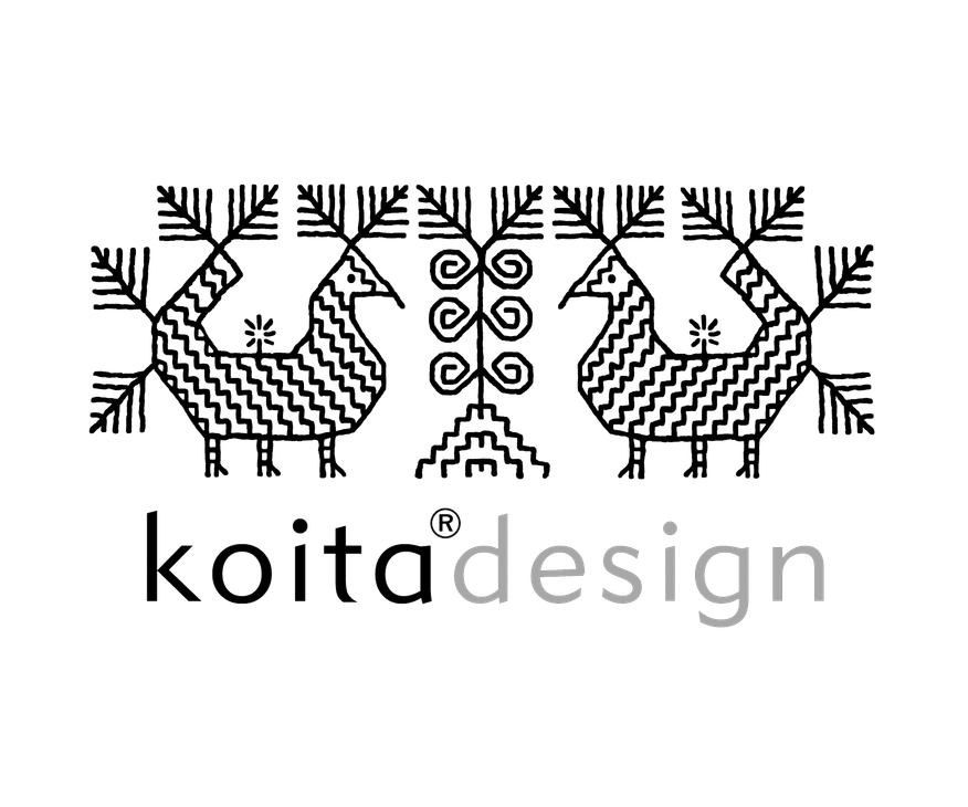 Koitadesign-logo. Logon yläosassa on mustavalkoinen, kansanperinteestä tai karjalaisesta kirjonnasta inspiroitunut kuvioaihe. Kuviossa on kaksi symmetristä, tyyliteltyä lintu-hahmoa (tai kukkoa), jotka katsovat toisiaan kohti. Lintujen välissä on geometrinen spiraali- ja portaiden kaltainen kuvio. Kuviokompleksin alapuolella on teksti "koita" mustalla fontilla ja "design" harmaalla fontilla.