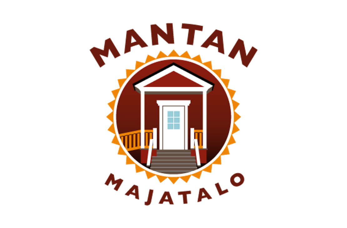 Mantan Majatalo -yrityksen logo. Logossa on graafinen esitys tummanpunaisesta rakennuksen etuovesta ja kuistista valkoisine puitteineen, joka on sijoitettu valkoisen ympyrän sisään. Ympyrää reunustaa oranssi, sahalaitainen kuvio. Ympyrän yläpuolella lukee kaarevasti tummanruskealla tekstillä "MANTAN" ja alapuolella niin ikään kaarevasti teksti "MAJATALO". Logo on mustalla taustalla.