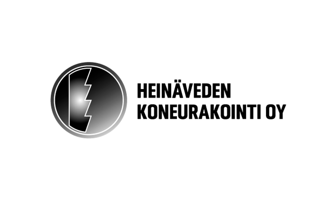 Heinäveden Koneurakointi Oy -yrityksen logo. Vasemmalla on pyöreä, mustavalkoinen tunnus, jossa on tyylitelty, musta-harmaa-valkoinen salamanmuotoinen kuvio tai E-kirjain pyöreän kehyksen sisällä. Oikealla on kaksi riviä mustaa, lihavoitua, isoin kirjaimin kirjoitettua tekstiä: ylärivillä "HEINÄVEDEN" ja alarivillä "KONEURAKOINTI OY". Logo on valkoisella taustalla.