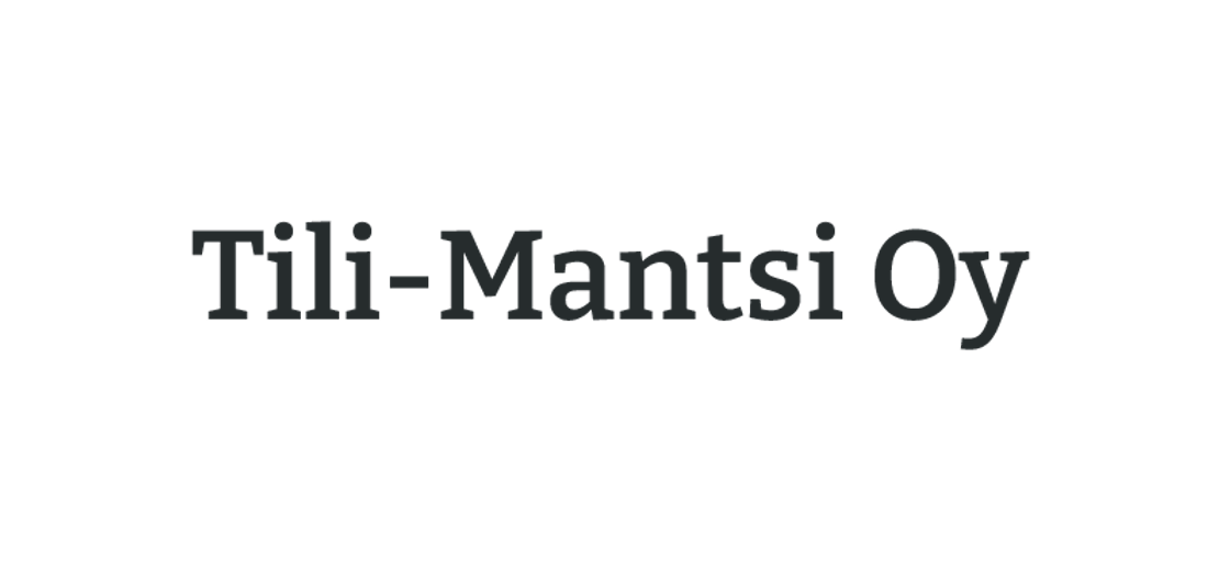 Tili-Mantsi Oy -yrityksen logo. Logossa on tummanharmaa teksti "Tili-Mantsi Oy" isolla, paksulla serif-fontilla. Logo on sijoitettu mustalle taustalle.