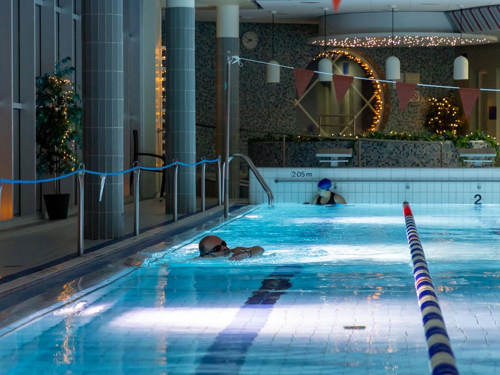 Uimareita kuntoaltaassa.