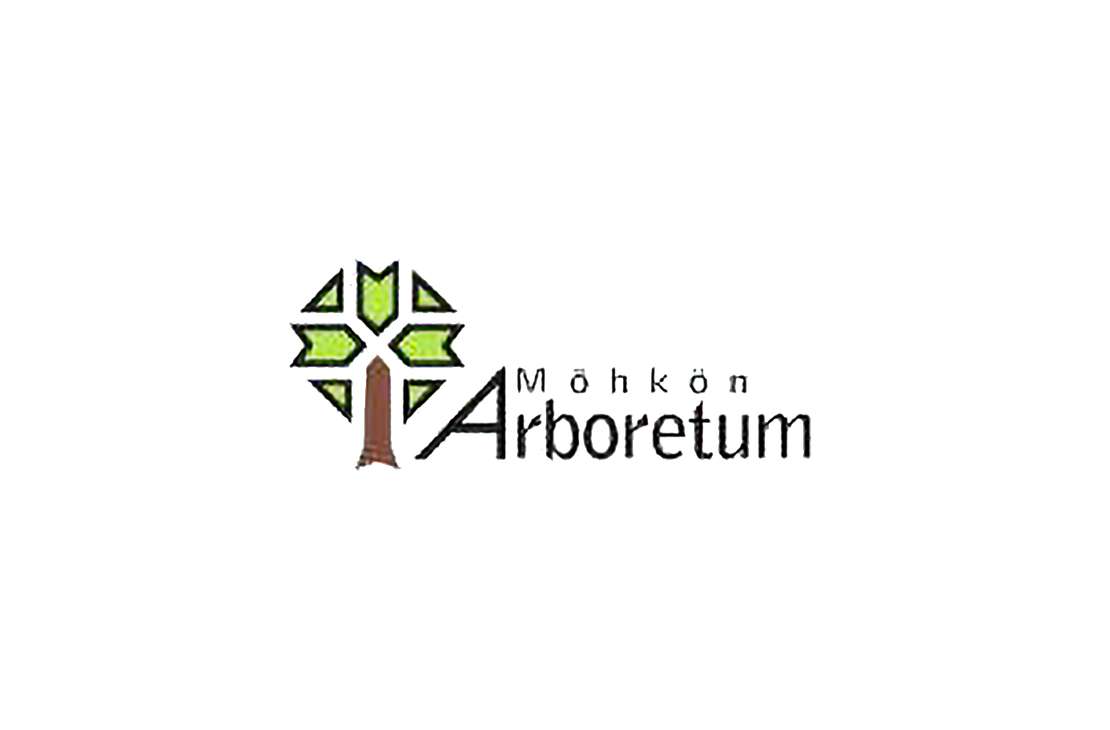 Möhkön Arboretum -logo, jossa on tyylitelty, geometrinen puu-kuvake. Puun runko on ruskea, ja latvus koostuu vaaleanvihreistä, kolmion muotoisista lehdistä. Kuvan oikealla puolella on mustalla teksti "Arboretum" ja sen yläpuolella pienemmällä fontilla teksti "Möhkön". Logo on valkoisella neliöpohjalla, jota ympäröi musta tausta.