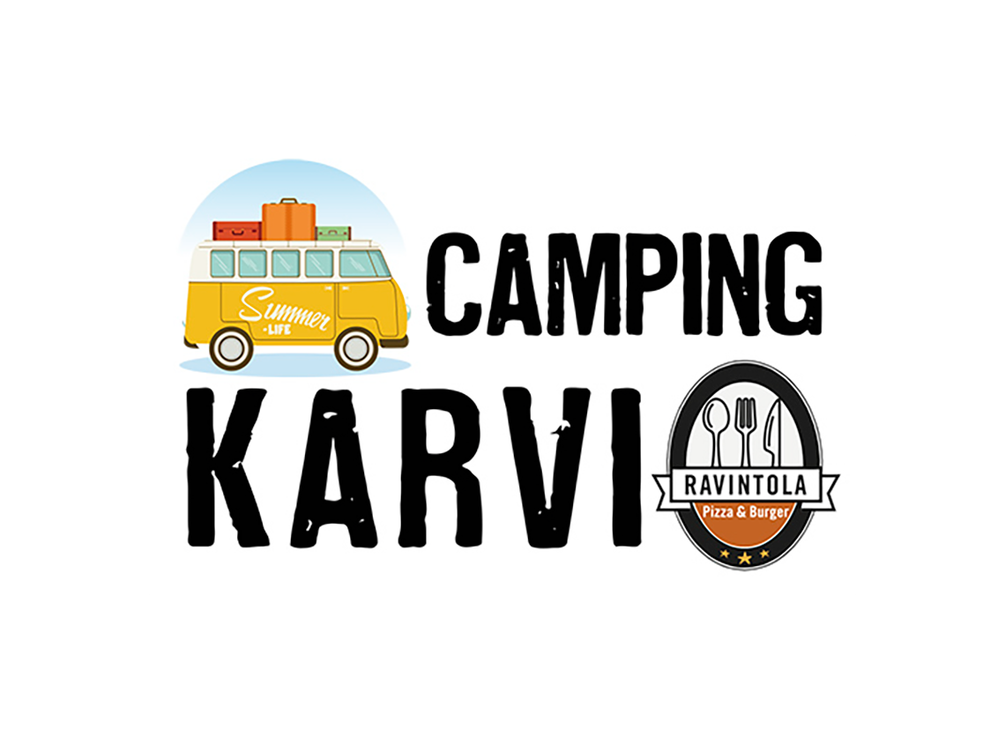 Camping Karvi -yrityksen logo. Vasemmalla on sarjakuvamainen piirros keltaisesta Volkswagen Transporter -pikkubussista (Hippibussi), jonka katolla on matkatavaroita ja jonka taustalla on sininen taivas. Oikealla lukee suurilla, mustilla, kuluneen näköisillä kirjaimilla kaksi riviä tekstiä: ylärivillä "CAMPING" ja alarivillä suuremmalla fontilla "KARVIO". Oikeassa alakulmassa on pieni, pyöreä tunnus, jossa on teksti "RAVINTOLA" ja symbolit ruokailuvälineistä.