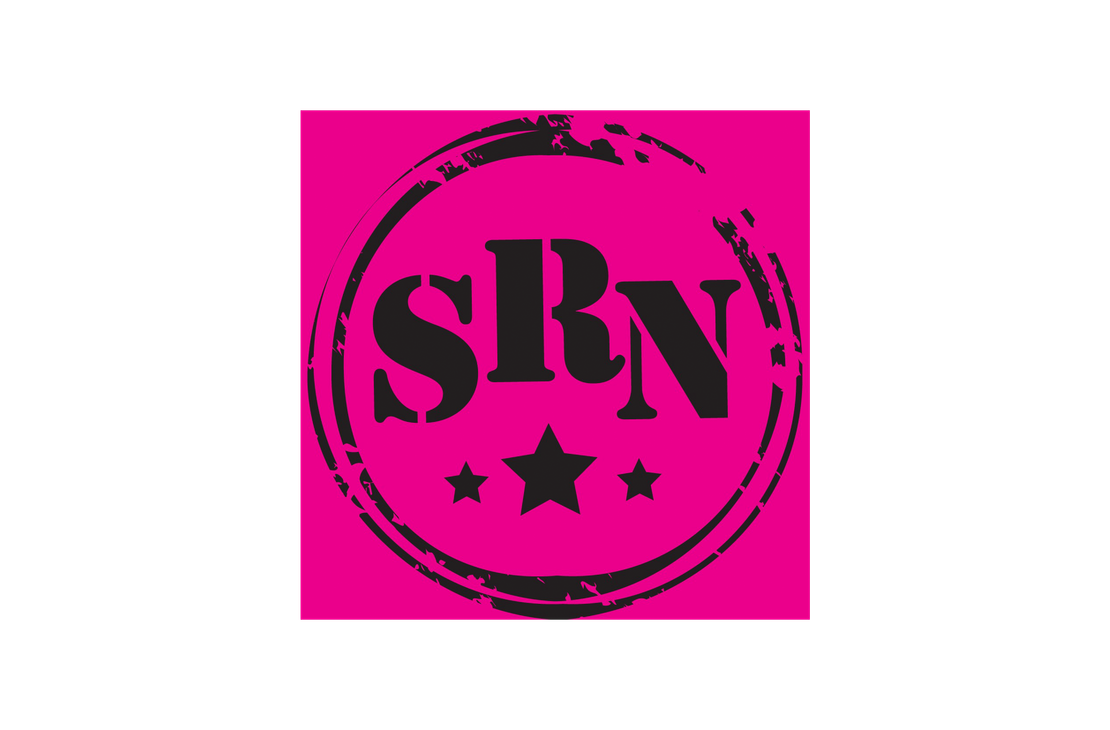 Logo, jossa on suuri, pinkki neliömäinen tausta. Taustan keskellä on musta, kulunut leimasimen näköinen rengas. Rengaskuvion sisällä on suuret, paksut, mustat kirjaimet "SRN". Kirjainten alapuolella on kolme mustaa tähteä, joista keskimmäinen on suurin.