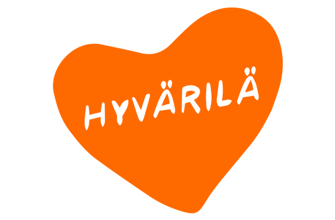 Hyvärilä-nimisen yrityksen tai kohteen logo. Logossa on suuri, oranssi, sydämenmuotoinen pohja. Sydämen sisällä lukee valkoisella, leikkisällä, käsin kirjoitetun näköisellä fontilla teksti "HYVÄRILÄ" isolla fontilla. Logo on mustalla taustalla.