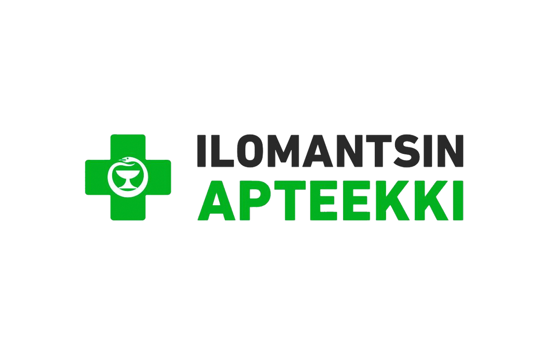 Ilomantsin Apteekki -logo. Logossa on vasemmalla tummanvihreä ristisymboli, jonka keskellä on valkoinen lääkekalkki (malja ja käärme) -kuvio. Oikealla on kaksi riviä tekstiä: ylärivillä mustalla isolla fontilla "ILOMANTSIN" ja alarivillä kirkkaan vihreällä isolla fontilla "APTEEKKI". Logo on valkoisella taustalla.