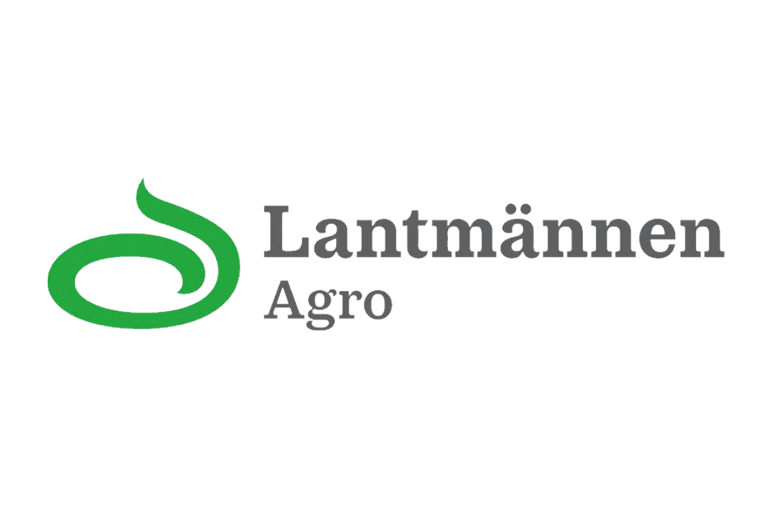 Lantmännen Agro -yrityksen logo. Logossa on vasemmalla tyylitelty, kierretty, vihreä lehti- tai verso-symboli. Oikealla on kaksi riviä tummanharmaata tekstiä: ylärivillä suuremmalla fontilla "Lantmännen" ja alarivillä pienemmällä fontilla "Agro". Logo on valkoisella taustalla.