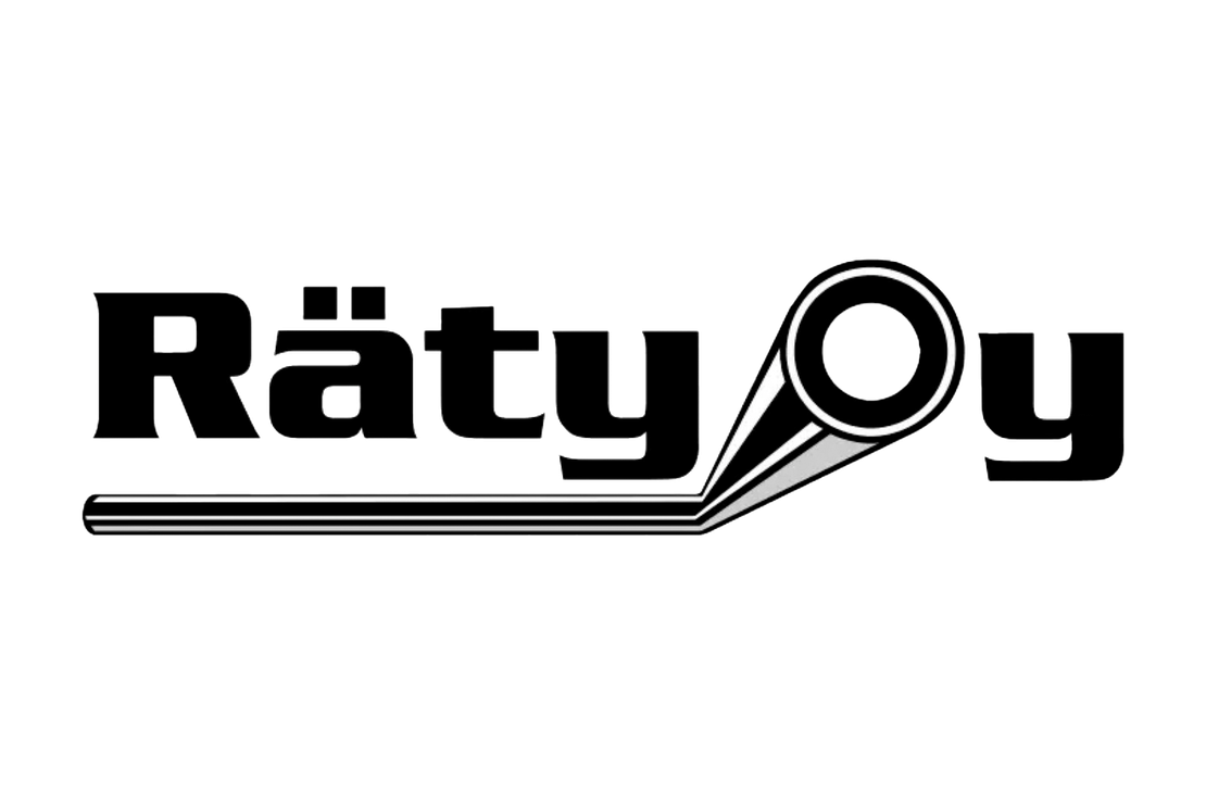 Räty Oy -yrityksen logo mustavalkoisena. Teksti "Räty" on isolla, mustalla, paksulla fontilla. Tekstin lopussa "O"-kirjain on korvattu tyylitellyllä teknisellä symbolilla, joka muistuttaa putkea, joka ulottuu eteenpäin alaspäin suuntautuvana linjana. Kirjain "y" seuraa symbolia.