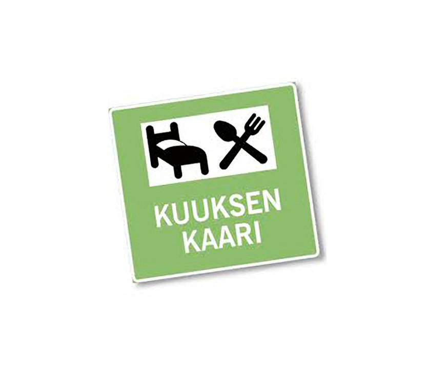 Kuuksen Kaari -palvelun liikennemerkkimäinen logo. Logo on vaaleanvihreä neliö, jossa on pyöristetyt kulmat ja valkoinen reunus. Yläosassa on valkoinen palkki, jonka sisällä on kaksi mustaa symbolia: sänky (majoitus) ja ristikkäin asetetut lusikka ja haarukka (ruokailu). Alaosassa on valkoisella, isolla tekstillä kaksi riviä: "KUUKSEN" ja "KAARI".