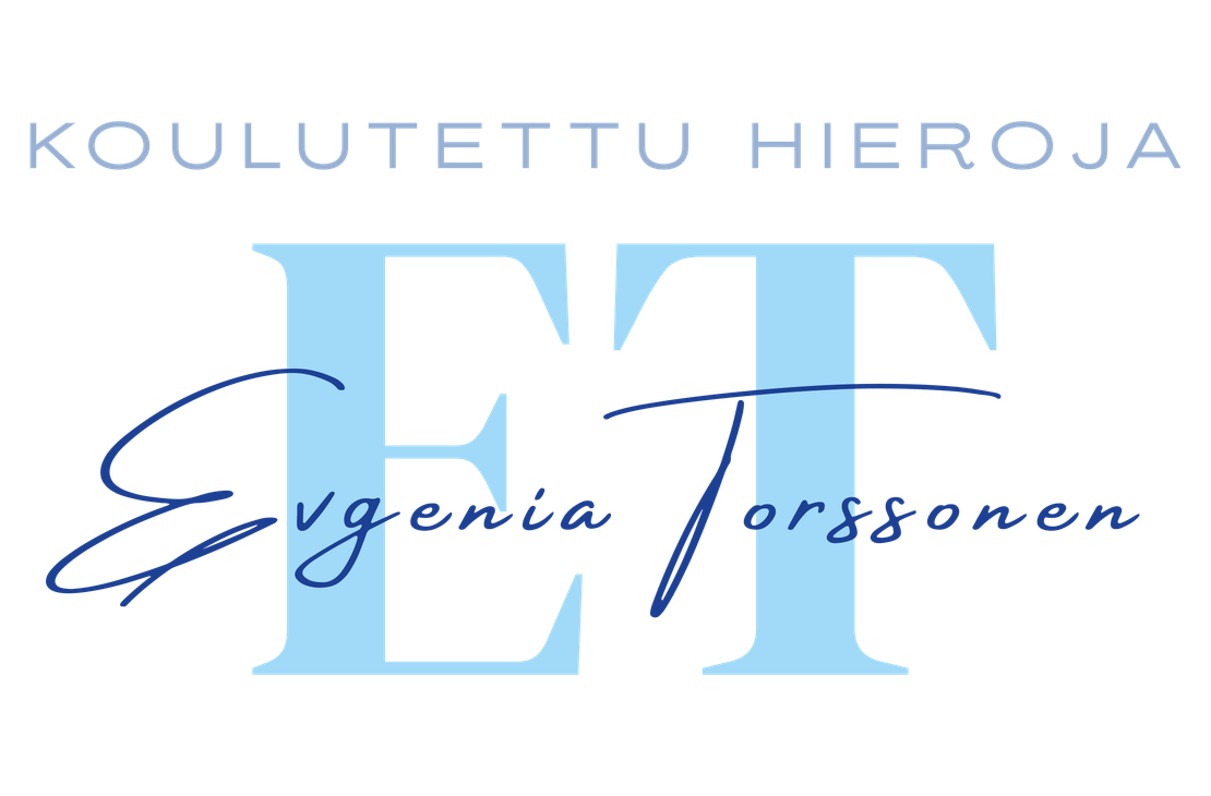 Koulutettu hieroja Evgenia Torssonen -yrityksen logo. Logossa on suuret, vaaleansiniset kirjaimet "ET" pystysuunnassa. Niiden p&auml;&auml;lle on kirjoitettu pienemm&auml;ll&auml;, tummansinisell&auml;, kursivoidulla fontilla nimi "Evgenia Torssonen". Kirjainten yl&auml;puolella on valkoisella, pienemm&auml;ll&auml; fontilla teksti "KOULUTETTU HIEROJA". Logo on mustalla taustalla.