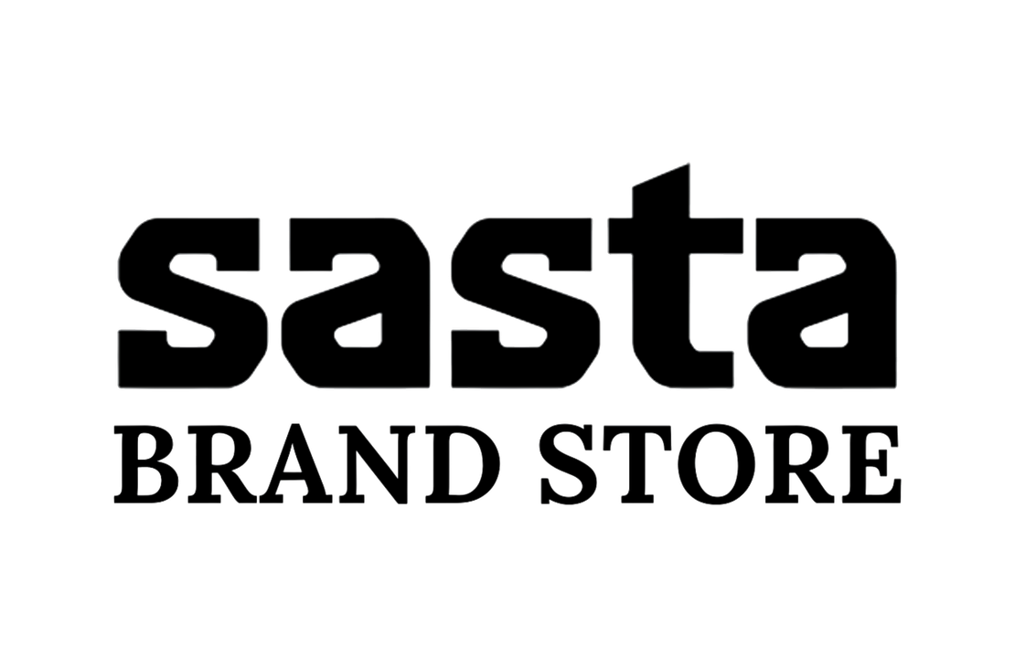 Sasta Brand Store -yrityksen logo mustavalkoisena. Ylärivillä on suuri, musta, paksulla ja moderneilla kirjaimilla kirjoitettu sana "sasta", jossa t-kirjaimen yläosa on tyylitelty. Sen alapuolella on pienemmällä, mustalla serif-fontilla teksti "BRAND STORE". Logo on valkoisella taustalla.