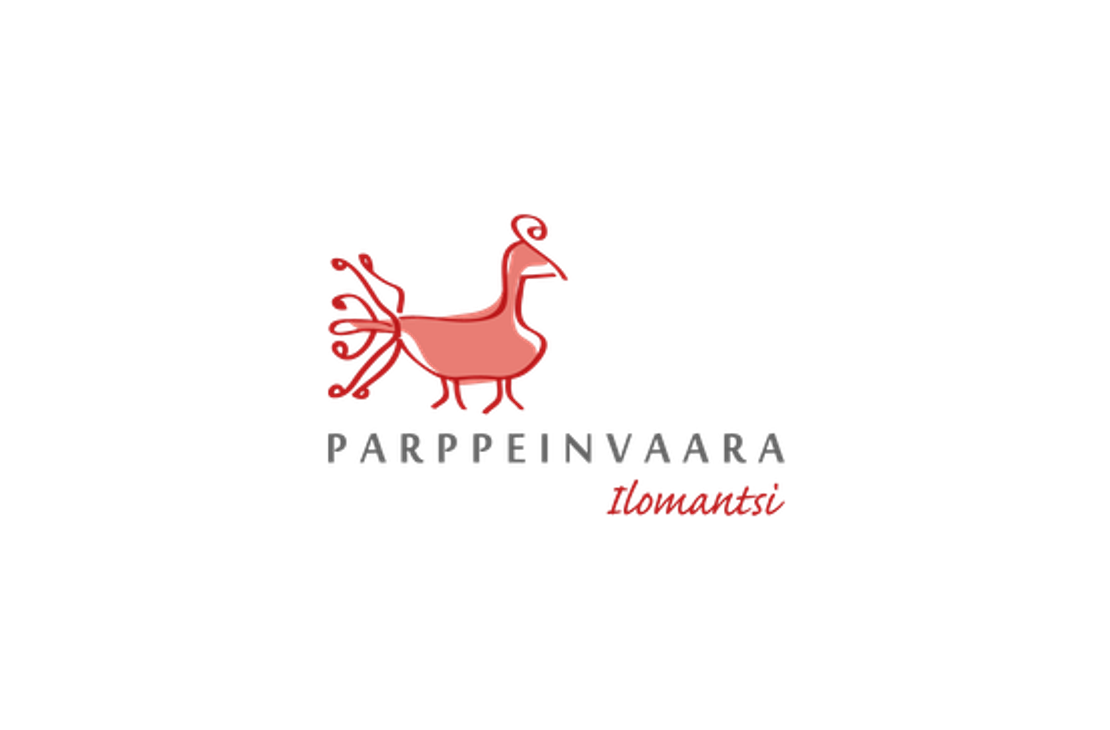 Parppeinvaara-kulttuurikohteen logo. Siinä on tyylitelty, pikselöity tai kansanperinteestä inspiroitunut vaaleanpunainen tai punainen lintu, todennäköisesti kukko tai tarulintu, mustalla pohjalla. Linnun alapuolella on teksti "PARPPEINVAARA" harmaalla, ja sen alla on pienemmällä fontilla punaisella teksti "Ilomantsi".