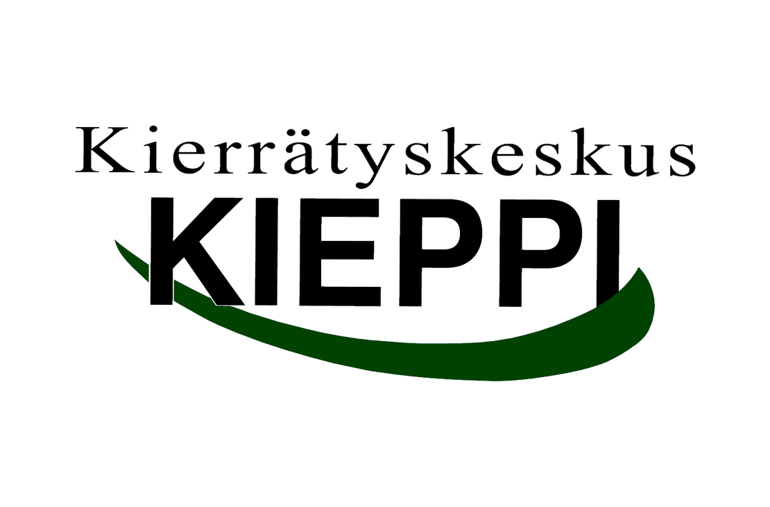 Kierrätyskeskus Kieppi -yrityksen logo. Ylärivillä lukee mustalla, pienemmällä serif-fontilla teksti "Kierrätyskeskus". Sen alapuolella on suuri, musta, lihavoitu teksti "KIEPPI" isolla fontilla. Kirjainten alla kaartuu paksu, tummanvihreä, tyylitelty kaari tai bumerangin muotoinen kuvio. Logo on valkoisella taustalla.