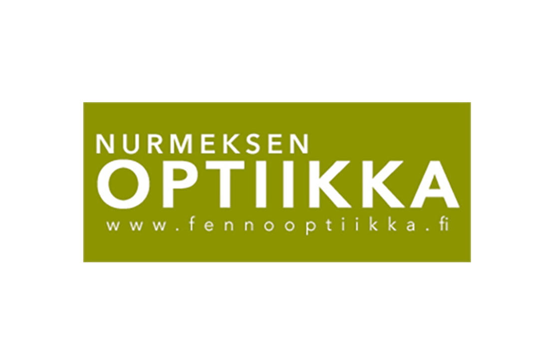 Nurmeksen Optiikka -yrityksen logo. Logo on sijoitettu tumman oliivinvihreälle tai sammaleenvihreälle suorakulmionmuotoiselle taustalle. Ylärivillä lukee valkoisella, isolla fontilla "NURMEKSEN". Keskellä lukee suurimmalla, valkoisella, paksulla fontilla sana "OPTIIKKA". Alimmalla rivillä lukee pienemmällä, vaaleanvihreällä fontilla verkkosivun osoite "www.fennooptiikka.fi".