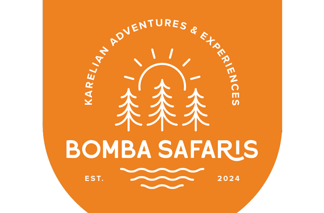 Bomba Safaris -yrityksen logo, jossa on oranssi, kilven muotoinen tausta. Sen sisälle on piirretty valkoisin viivoin kolme kuusta, nouseva aurinko ja aaltoilevaa vettä. Kuvion yläpuolella kaareutuu teksti ”KARELIAN ADVENTURES & EXPERIENCES”, keskellä lukee ”BOMBA SAFARIS” ja alhaalla ”EST. 2024”.