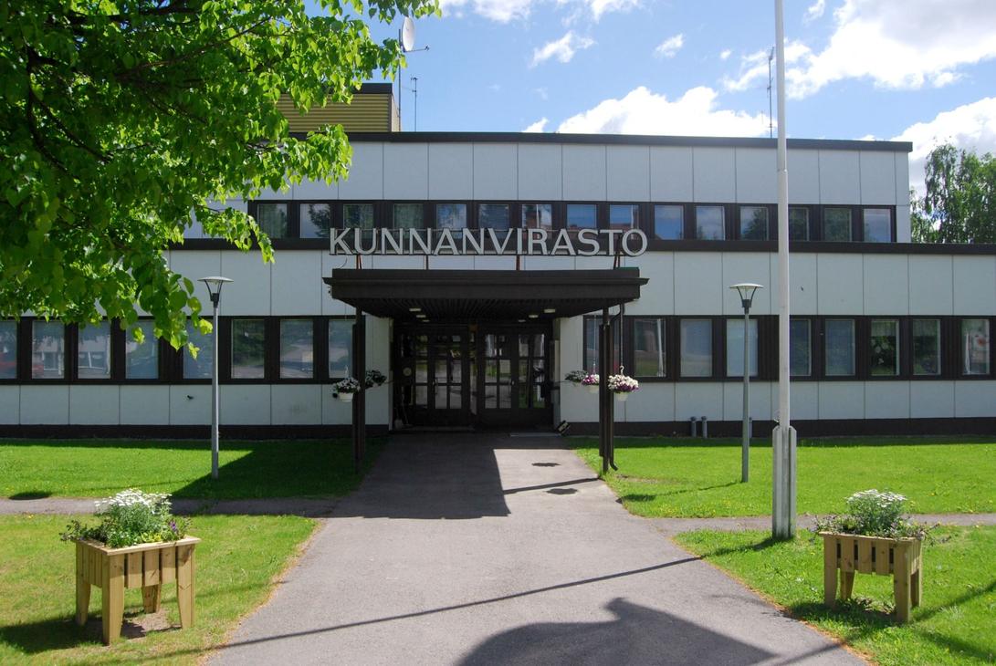 Hein&auml;veden kunnan logo. Yl&auml;rivill&auml; lukee suuri, tummanvihre&auml;, tyylik&auml;s serif-fontilla kirjoitettu sana "Hein&auml;vesi". Sen alapuolella lukee pienemm&auml;ll&auml;, vaaleamman vihre&auml;ll&auml;, isoin kirjaimin kirjoitettu teksti "HEIN&Auml;VEDEN KUNTA". Logo on valkoisella taustalla.