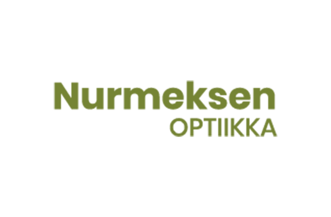 Nurmeksen Optiikka -yrityksen logo. Logo on sijoitettu tumman oliivinvihreälle tai sammaleenvihreälle suorakulmionmuotoiselle taustalle. Ylärivillä lukee valkoisella, isolla fontilla "NURMEKSEN". Keskellä lukee suurimmalla, valkoisella, paksulla fontilla sana "OPTIIKKA". Alimmalla rivillä lukee pienemmällä, vaaleanvihreällä fontilla verkkosivun osoite "www.fennooptiikka.fi".