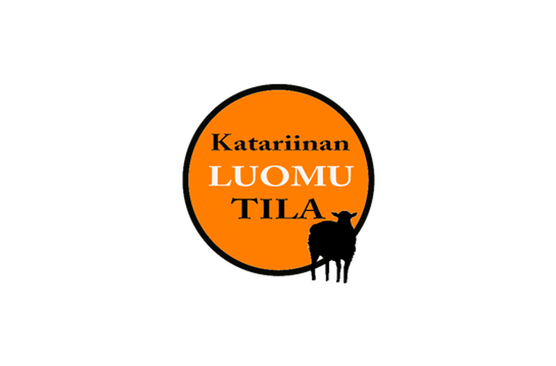 Katariinan Luomu Tila -logo. Logo on pyöreä ja siinä on kirkkaan oranssi tausta mustalla ulkoreunuksella. Logoteksti on kolmella rivillä: ylhäällä mustalla tekstillä "Katariinan", keskellä suuremmalla, valkoisella, lihavoidulla tekstillä "LUOMU" ja alhaalla mustalla tekstillä "TILA". Oranssin ympyrän oikeassa alakulmassa on musta lampaan siluetti.