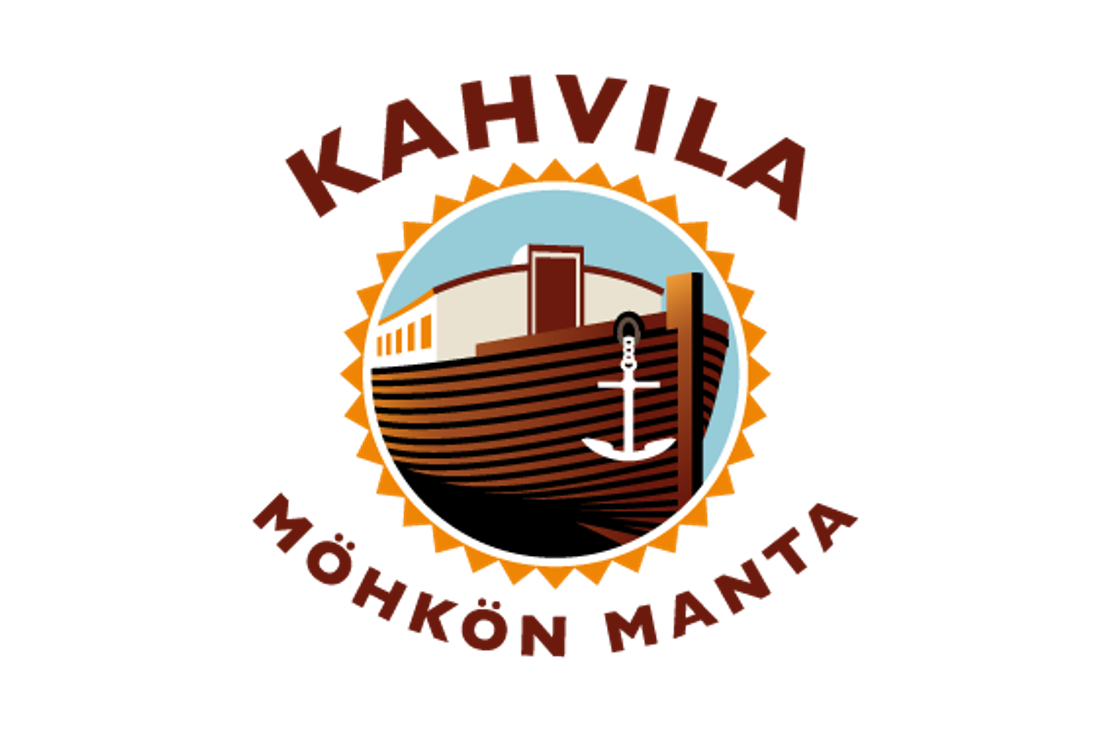 Kahvila Möhkön Ranta -yrityksen logo. Logossa on pyöreä, oranssilla, sahalaitaisella reunuksella varustettu tunnus. Tunnuksen sisällä on tyylitelty, ruskeansävyinen kuva puuveneestä tai proomusta, jossa on ankkuri keulassa. Vene on sijoitettu vaaleansinisen veden päälle. Tunnuksen yläpuolella kaarevasti lukee tummanpunaisella tekstillä "KAHVILA" ja alapuolella kaarevasti teksti "MÖHKÖN RANTA". Logo on mustalla taustalla.