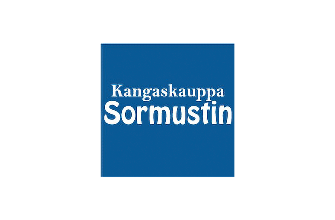 Kangaskauppa Sormustin -yrityksen logo. Logossa on tummansininen, neliönmuotoinen tausta. Ylärivillä lukee valkoisella, pienemmällä serif-fontilla teksti "Kangaskauppa". Sen alla on isolla, valkoisella, paksulla sans-serif-fontilla sana "Sormustin".