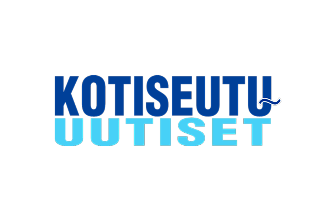 Kotiseutu-Uutiset-lehden tai -median logo. Yl&auml;rivill&auml; on tummansinisell&auml;, isolla fontilla sana "KOTISEUTU", jonka per&auml;ss&auml; on tyylitelty, vaaleansininen aalto tai py&ouml;rre. Alarivill&auml; on vaaleansinisell&auml;, isolla fontilla sana "UUTISET". Logo on sijoitettu mustalle taustalle.