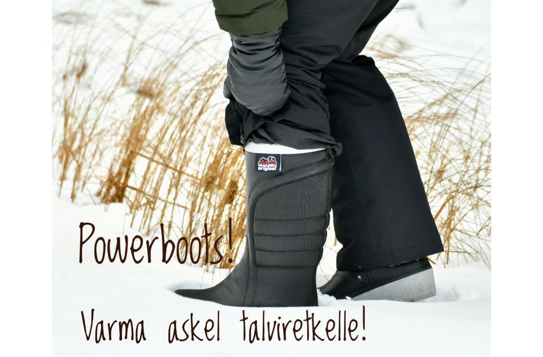 Lähikuva lumessa olevasta mustasta Powerboots-lämpösaappaasta. Kuvassa on teksti "Powerboots! Varma askel talviretkelle!".