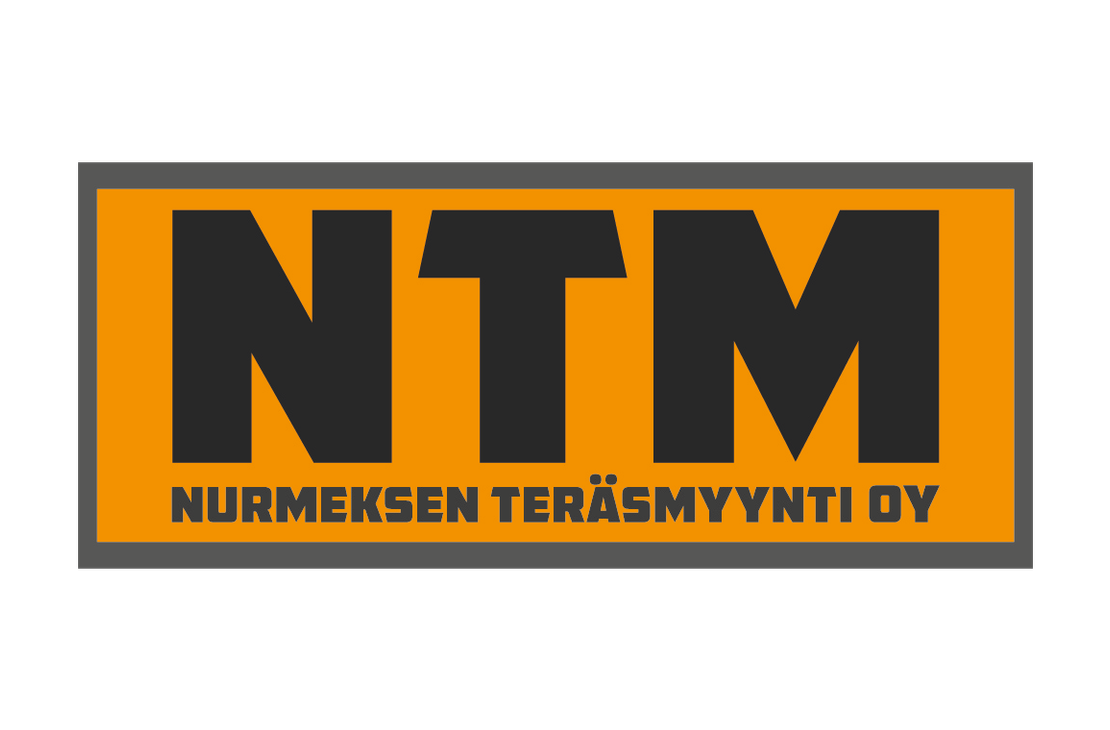 NTM - Nurmeksen Teräsmyynti Oy -yrityksen logo. Logossa on suuri, suorakulmainen oranssi pohja, jota ympäröi tummanharmaa reunus. Oranssin pohjan päällä on suuri, tummanharmaa teksti "NTM" isolla, paksulla fontilla. Tekstin alapuolella, oranssin palkin alareunassa, lukee pienemmällä, tummanharmaalla tekstillä "NURMEKSEN TERÄSMYYNTI OY" isolla fontilla.