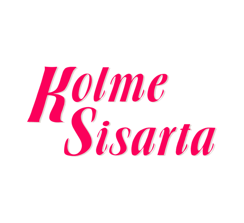 Kolme Sisarta -yrityksen logo, jossa sanat "Kolme Sisarta" on kirjoitettu suurella, koristeellisella ja kursivoidulla fontilla. Tekstin etuosa on kirkkaan fuksianpunainen ja sen takana on useita päällekkäisiä vaaleanharmaita ääriviivoja, jotka luovat kolmiulotteisen, syvyysvaikutelman. Logo on mustalla taustalla.