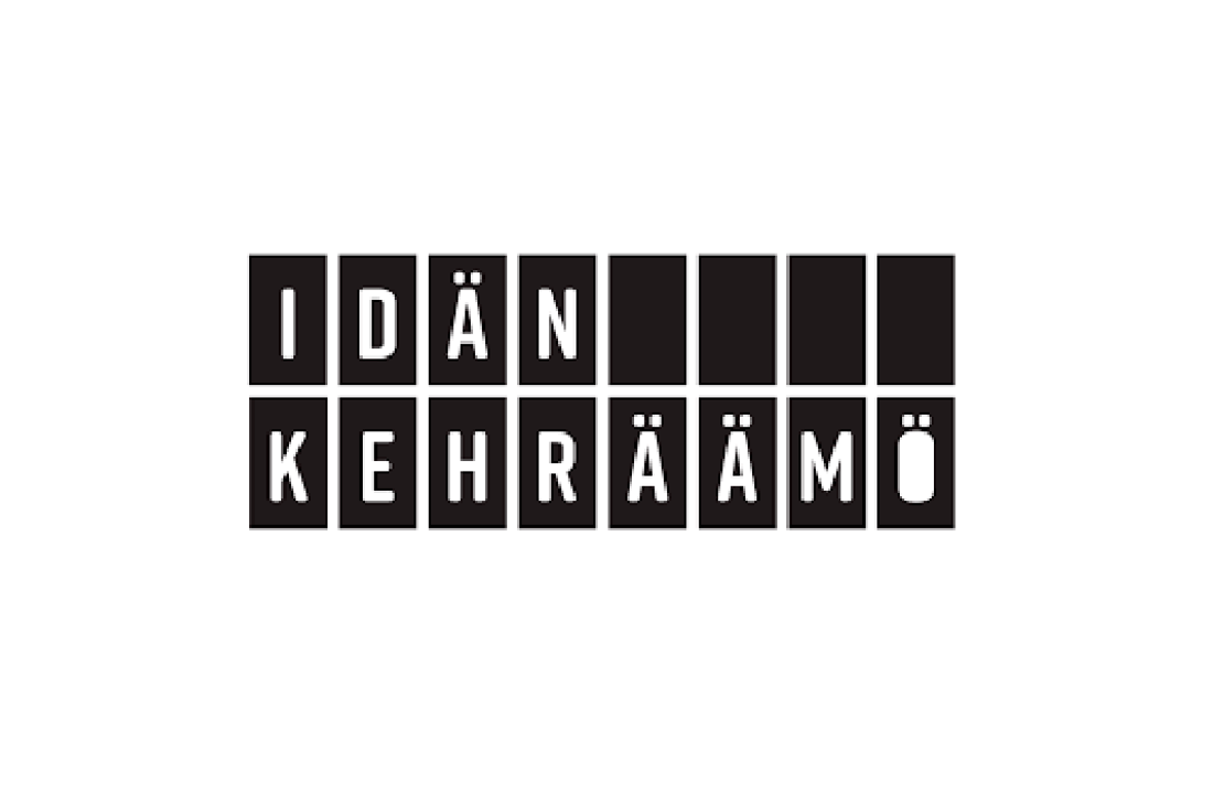 Idän Kehräämö -yrityksen logo, joka on tyylitelty näyttämään vanhanaikaiselta mekaaniselta kyltiltä tai digitaalinäytöltä. Logo koostuu kahdesta rivistä mustia suorakulmioita. Jokaisessa suorakulmiossa on valkoinen, isoin kirjaimin kirjoitettu kirjain, joka yhdessä muodostaa sanat "IDÄN KEHRÄÄMÖ". Ylärivillä sanojen välissä on kaksi tyhjää mustaa ruutua. Logo on valkoisella taustalla.