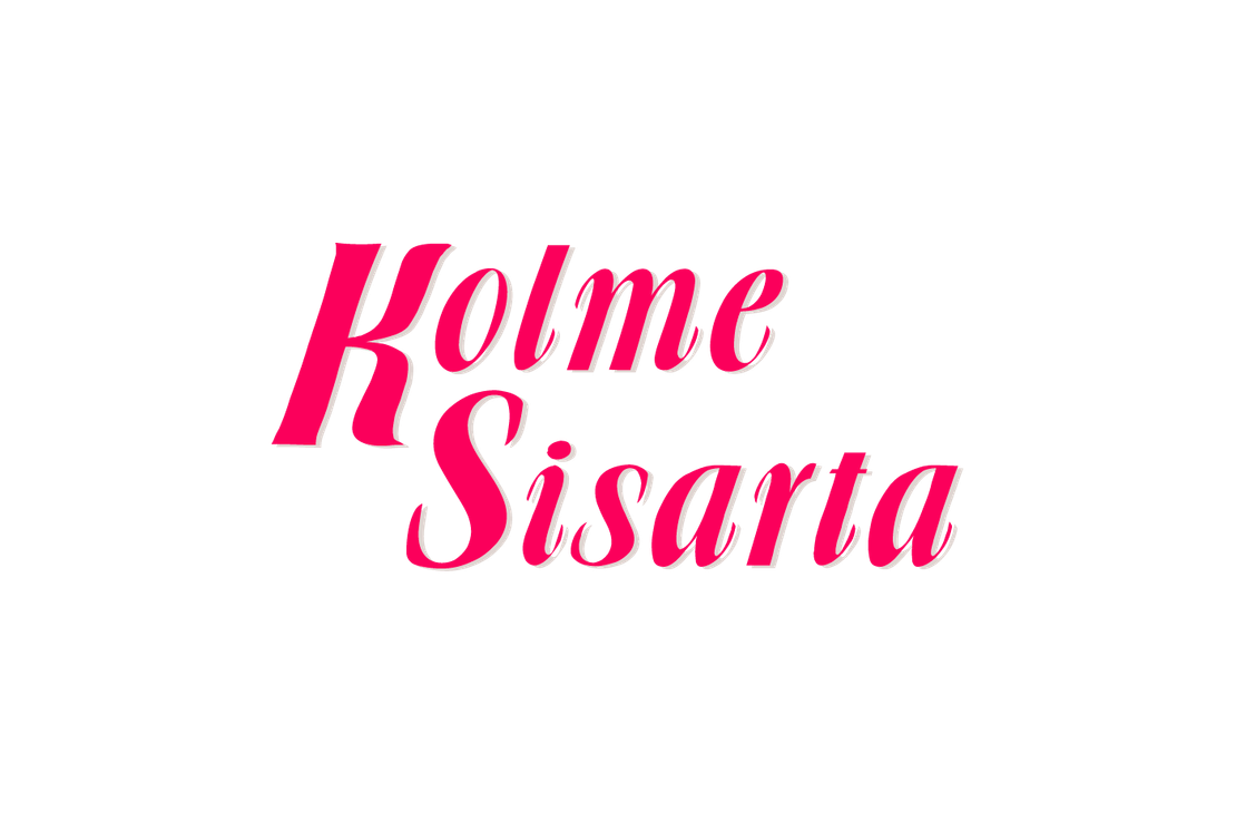 Kolme Sisarta -yrityksen logo, jossa sanat "Kolme Sisarta" on kirjoitettu suurella, koristeellisella ja kursivoidulla fontilla. Tekstin etuosa on kirkkaan fuksianpunainen ja sen takana on useita päällekkäisiä vaaleanharmaita ääriviivoja, jotka luovat kolmiulotteisen, syvyysvaikutelman. Logo on mustalla taustalla.