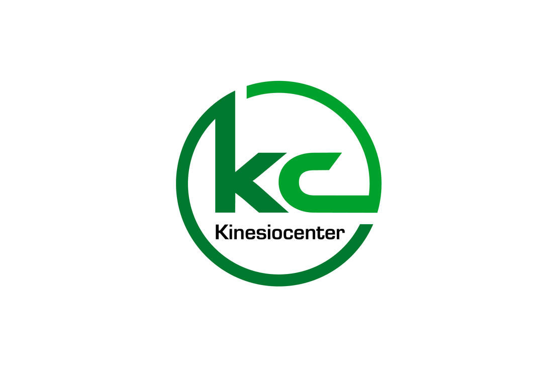 Kinesiocenter-yrityksen logo. Logossa on suuri, valkoisella ja vihreällä erotettu, tummanvihreä ulkokehys. Kehyksen sisällä on tyylitelty, isoin kirjaimin kirjoitettu tunnus "KC" kirkkaanvihreällä. Kirjainten alapuolella lukee mustalla tekstillä "Kinesiocenter". Logo on sijoitettu tummanvihreälle taustalle.