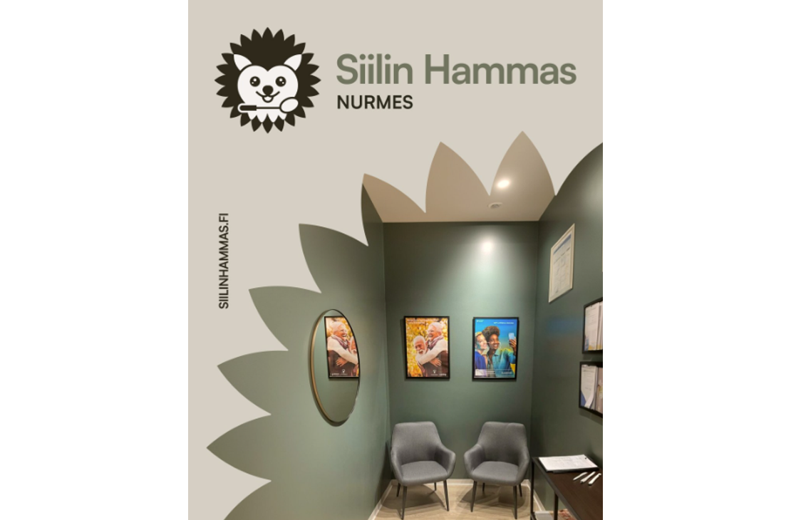 Siilin Hammas Nurmeksen mainoskuva. Ylh&auml;&auml;ll&auml; on Siilin Hammas -logo siilihahmoineen. Kuvassa n&auml;kyy hammassatulan odotustila, jossa on tummanvihre&auml;t sein&auml;t, kaksi harmaata nojatuolia, py&ouml;re&auml; peili ja kaksi taulua sein&auml;ll&auml;.