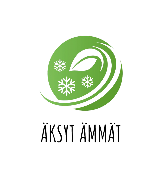 Äksyt Ämmät -yrityksen logo. Logon yläosassa on pyöreä, vihreä tunnus, joka edustaa luontoa ja liikettä. Tunnuksessa on valkoinen, tyylitelty lehti ja kolme lumihiutaletta, joiden ympärillä kiertää valkoisia aaltoilevia viivoja. Lumihiutaleet viittaavat talveen tai luonnonolosuhteisiin. Tunnuksen alapuolella lukee isolla, mustalla, leikkisällä, käsinpiirretyllä fontilla teksti "ÄKSYT ÄMMÄT".