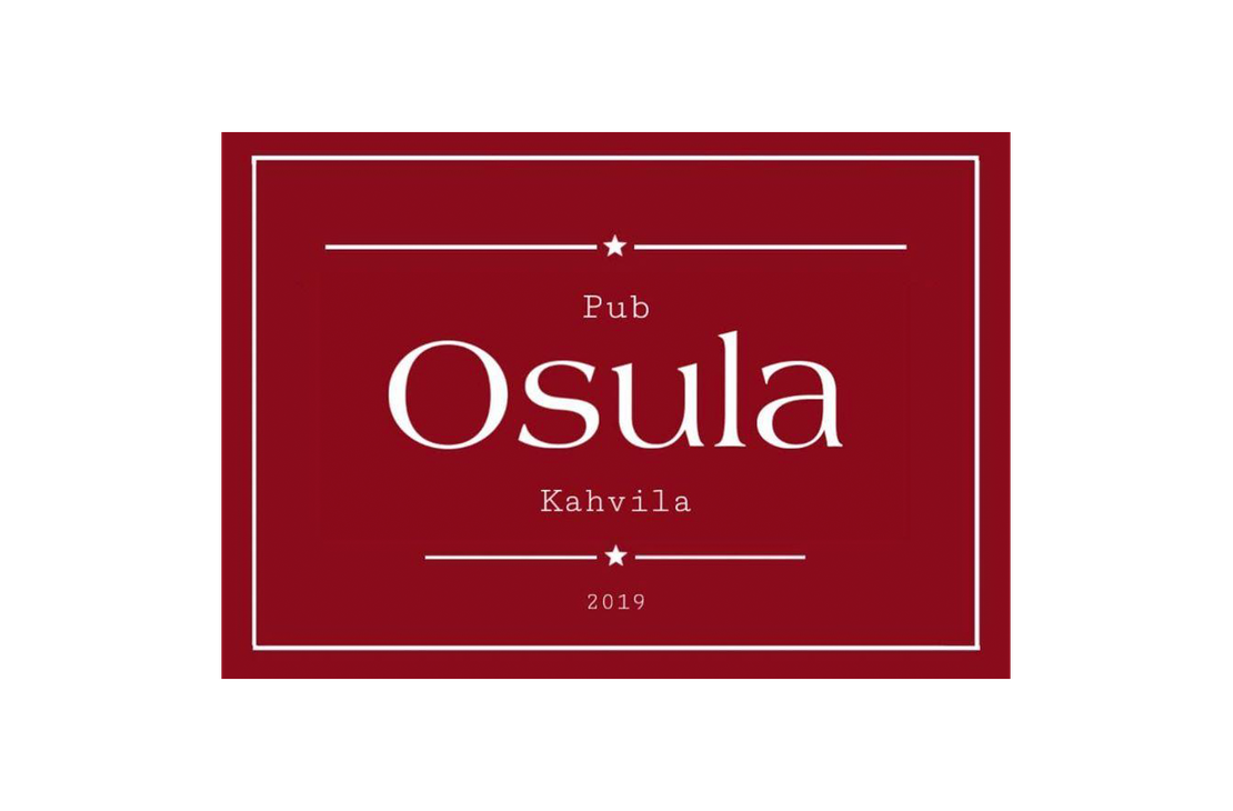 Pub Osula Kahvila -yrityksen logo tai mainosjuliste. Kuvan tausta on tumman viininpunainen. Keskellä on valkoinen, suorakulmion muotoinen kehys. Kehyksen sisällä on ylhäällä pienellä, valkoisella tekstillä "Pub", alla suurella, valkoisella, serif-fontilla sana "Osula", ja sen alla pienellä tekstillä "Kahvila". Tekstien ylä- ja alapuolella on ohut viiva, jonka keskellä on pieni tähti. Alimpana on vuosiluku "2019".