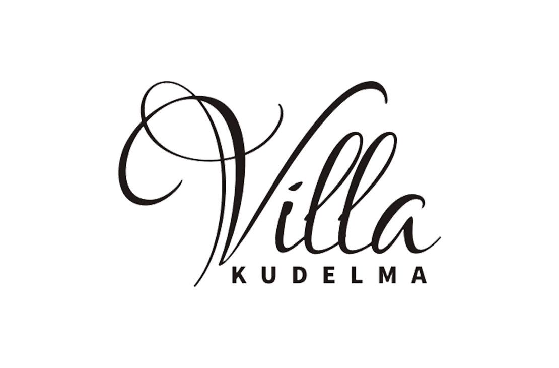 Villa Kudelma -yrityksen logo. Logossa on suuri, koristeellinen, kursivoitu ja käsinkirjoitetun näköinen musta teksti "Villa". Sanan "Villa" alapuolella on pienempi, isoin kirjaimin kirjoitettu musta teksti "KUDELMA". Logo on valkoisella taustalla.