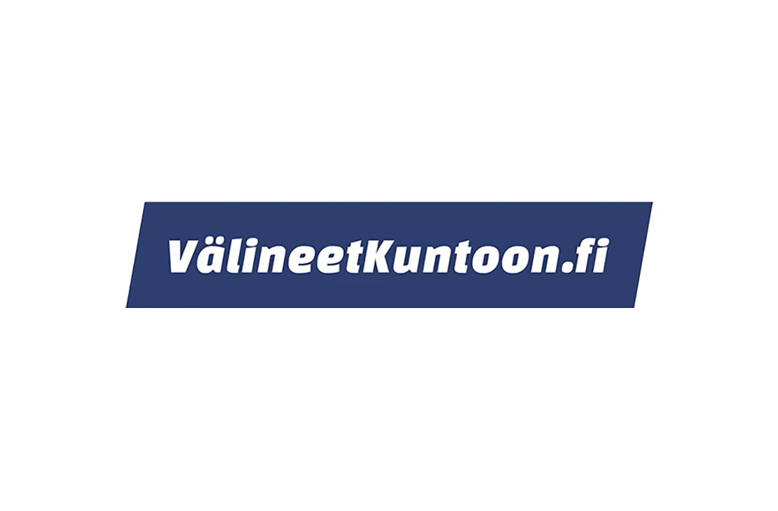 VälineetKuntoon.fi-verkkosivuston tai yrityksen logo. Logossa on tummansininen, diagonaalisesti leikattu palkki, jonka sisällä lukee valkoisella, lihavoidulla, kursivoidulla fontilla teksti "VälineetKuntoon.fi". Palkin ylä- ja alapuolella on ohut vaaleanharmaa viiva.