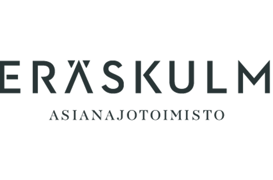 Teräskulma Asianajotoimisto -yrityksen logo. Logossa on tummanharmaa, isoin kirjaimin kirjoitettu teksti "TERÄSKULMA". A-kirjaimessa on tyylitelty, kulmikas X:n kaltainen muoto. Tekstin alapuolella lukee pienemmällä, tummanharmaalla tekstillä "ASIANAJO TOIMISTO" (tai yhdistettynä). Logo on sijoitettu mustalle taustalle.