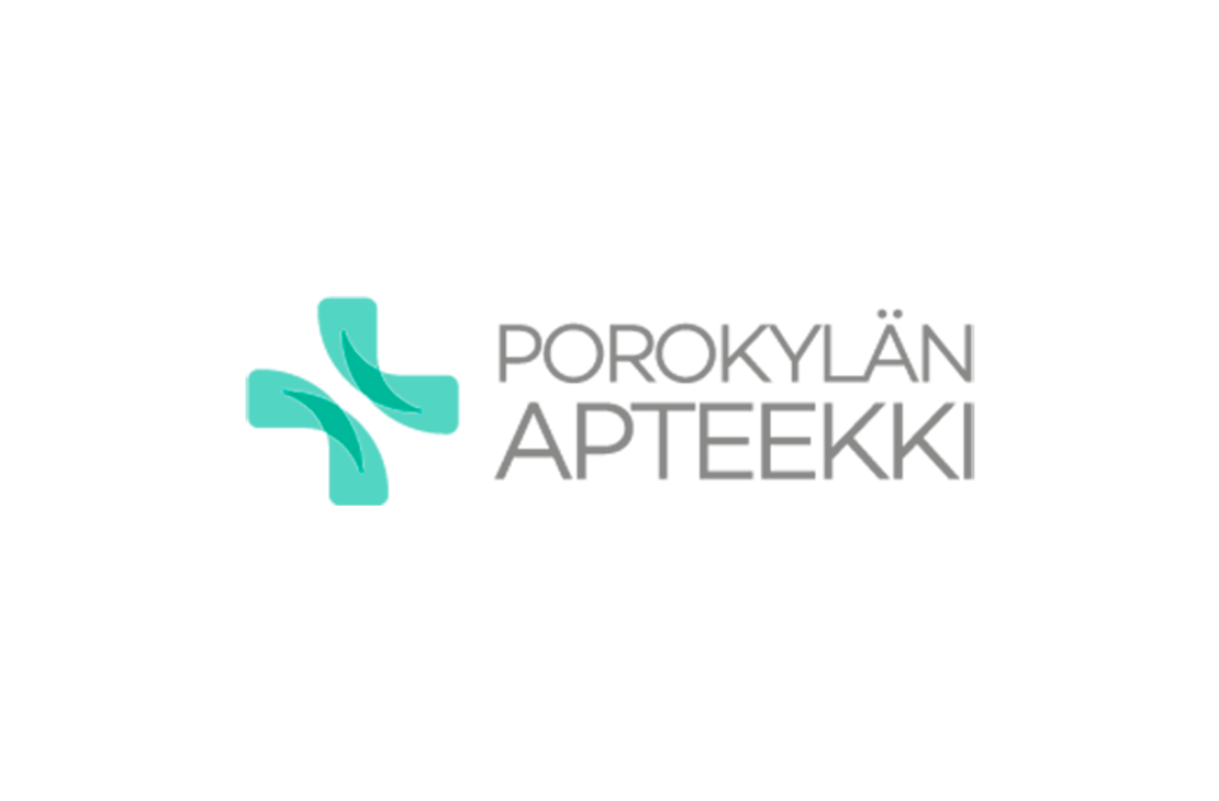 Porokylän Apteekki -logo. Logossa on vasemmalla tyylitelty, vaalean turkoosin/sammaleenvihreä ristisymboli, joka on muotoiltu lehtien tai terälehtien tavoin. Oikealla puolella on kaksi riviä tummanharmaata tekstiä: ylärivillä pienemmällä fontilla "POROKYLÄN" ja alarivillä isolla, paksulla fontilla "APTEEKKI". Logo on mustalla taustalla.