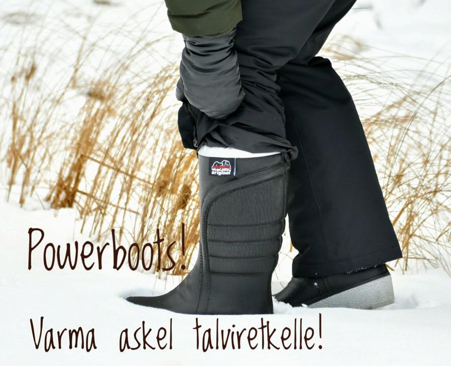 Lähikuva lumessa olevasta mustasta Powerboots-lämpösaappaasta. Kuvassa on teksti "Powerboots! Varma askel talviretkelle!".