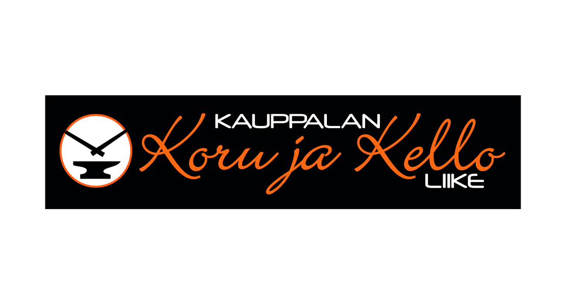 Kauppalan Koru ja Kello Liike -yrityksen logo. Logossa on vasemmalla pyöreä valkoinen tunnus, jossa on musta alasimen (seppätyö) ja ristikkäin olevat vasarat siluetit, reunustettu oranssilla. Oikealla on suuri, oranssilla, kursivoidulla ja koristeellisella fontilla kirjoitettu teksti "Koru ja Kello". Oranssin tekstin yläpuolella lukee valkoisella, pienemmällä tekstillä "KAUPPALAN" ja alapuolella oikealla samalla valkoisella fontilla "LIIKE". Logo on mustalla taustalla.