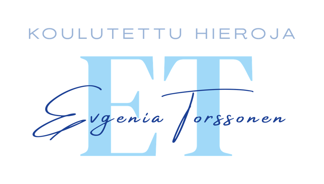 Koulutettu hieroja Evgenia Torssonen -yrityksen logo. Logossa on suuret, vaaleansiniset kirjaimet "ET" pystysuunnassa. Niiden päälle on kirjoitettu pienemmällä, tummansinisellä, kursivoidulla fontilla nimi "Evgenia Torssonen". Kirjainten yläpuolella on valkoisella, pienemmällä fontilla teksti "KOULUTETTU HIEROJA". Logo on mustalla taustalla.