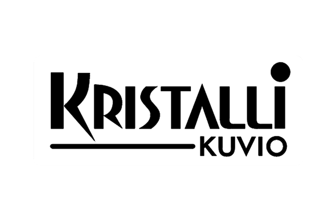 Kristallikuvio-yrityksen logo. Logo on muotoiltu mustaksi, pyöristetyksi suorakulmioksi, jonka sisällä on ohut, valkoinen ääriviivateksti. Ylärivillä lukee suuri, tyylitelty teksti "KRISTALLI". K-kirjaimen vasen sakara on piirretty salamanmuotoon. Sen alapuolella, oikealla, lukee pienempi teksti "KUVIO". Logo on mustalla taustalla.