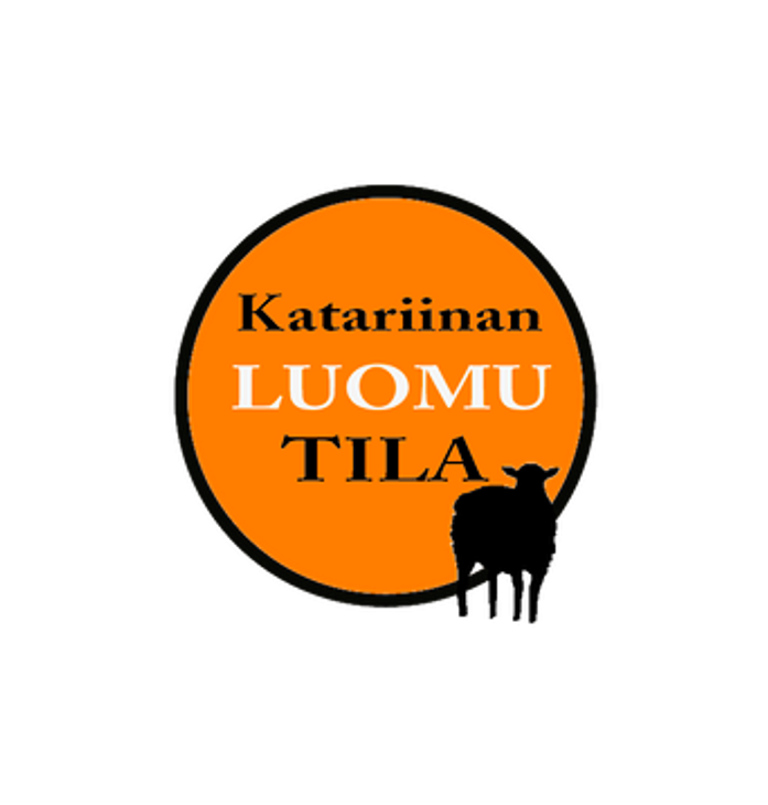 Katariinan Luomu Tila -logo. Logo on pyöreä ja siinä on kirkkaan oranssi tausta mustalla ulkoreunuksella. Logoteksti on kolmella rivillä: ylhäällä mustalla tekstillä "Katariinan", keskellä suuremmalla, valkoisella, lihavoidulla tekstillä "LUOMU" ja alhaalla mustalla tekstillä "TILA". Oranssin ympyrän oikeassa alakulmassa on musta lampaan siluetti.