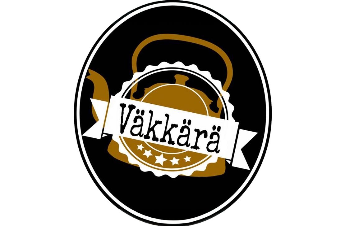 Väkkärä-kahvilan tai yrityksen logo. Logo on pyöreä ja siinä on musta tausta ja valkoinen ulkoreunus. Keskellä on ruskeankeltainen teekannun tai kahvipannun siluetti. Pannun päällä on valkoinen, sahalaitaisilla reunoilla varustettu nauha, jossa lukee mustalla, serif-fontilla sana "Väkkärä". Nauhan alapuolella on viisi pientä valkoista tähteä.